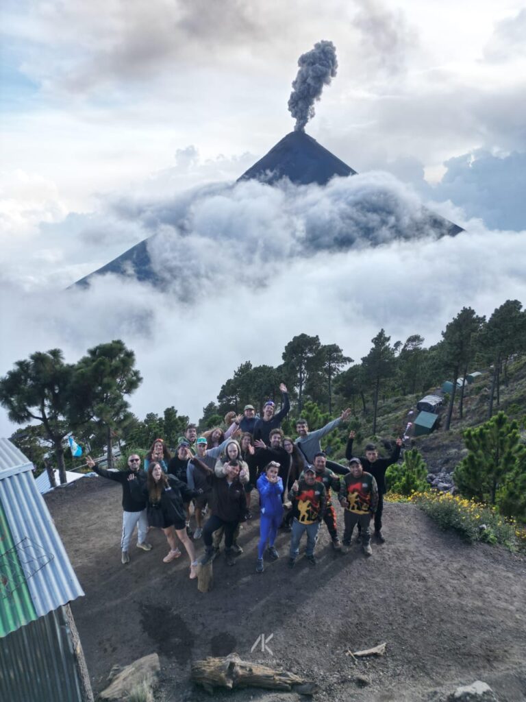 Volcán Acatenango con el volcán de Fuego al fondo.